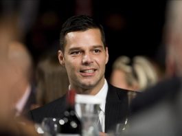 Artistas se muestran preocupados por huracán Irma, que pasará por Puerto Rico El cantante Ricky Martin aseguró en Maimi que su nuevo trabajo discográfico, "A quien quiera escuchar", constituye "una recuperación de emociones" en el que por primera vez se abre de una manera "transparente" a sus experiencias amorosas.