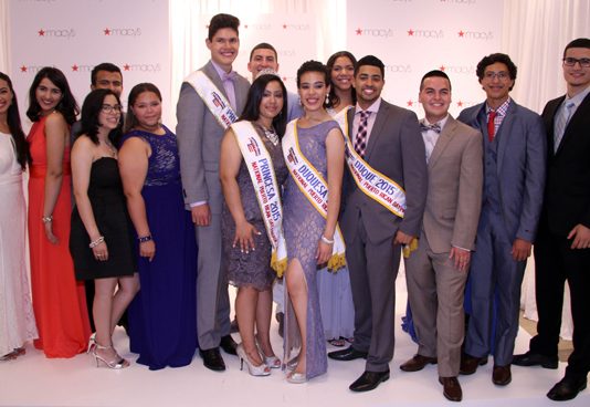 Los 14 estudiantes que participaron en el "Rising Stars Challenge", recibieron la ropa y accesorios que modelaron cortesía de Macy's.
