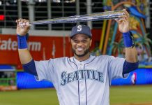 El jugador de la Liga Americana Robinson Cano de los Marineros de Seattle posa con el trofeo al Jugador Más Valioso después del Juego de las Estrellas de Las Grandes Ligas de Béisbol