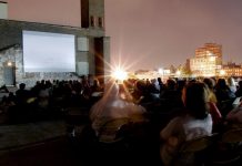 Las azoteas de Nueva York se rinden al cine independiente con "Rooftop Films" La ciudad de los rascacielos acoge una nueva edición del festival de cine independiente al aire libre con el que la organización sin ánimo de lucro "Rooftop Films" asegura atraer a 46.000 espectadores cada año.