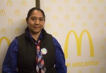 Rosa Moya empezó a trabajar en un restaurante McDonald’s operado por dueños independientes y se planteó una meta: tener cada vez mejores oportunidades laborales.