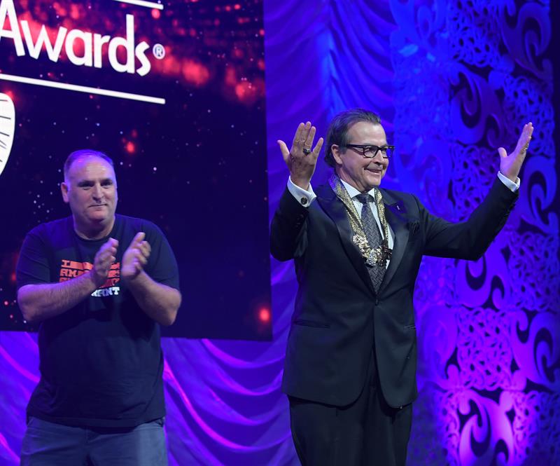 Rudy Beserra recibe el Premio Liderazgo por su compromiso y contribuci&oacute;n a la comunidad latina, otorgado por La Fundaci&oacute;n de la Herencia Hispana durante la ceremonia n&uacute;mero 30 de los Premios Anuales de la Herencia Hispana 2017.