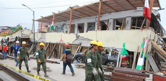 Fotografía de archivo de los elementos del Ejercito Mexicano y voluntarios realizando labores de rescate en el colegio Enrique Rébsamen.