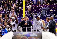 El mariscal de los Patriots de Nueva Inglaterra Tom Brady sostiene el trofeo Vince Lombardi despues de ganar Super Bowl XLIX.