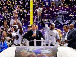 El mariscal de los Patriots de Nueva Inglaterra Tom Brady sostiene el trofeo Vince Lombardi despues de ganar Super Bowl XLIX.
