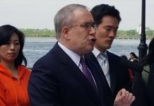 SCOTT STRINGER, contralor de la ciudad de Nueva York, busca apoyar proceso de ciudadanía de inmigrantes, pero organizaciones latinas se hicieron humo en presentación de su propuesta.