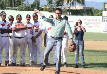 El diputado Carlos García lanza la primera bola en la inauguración del evento que se dispute en su honor.