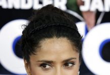 Salma Hayek pide votar por Clinton y llama a Trump "hombre sin principios"