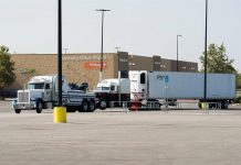 Gobierno promete perseguir a traficantes tras la muerte de 9 inmigrantes en Texas Oficiales remueven camión que se encontró on 38 inmigrantes ilegales en San Antonio, Texas.