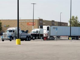 Gobierno promete perseguir a traficantes tras la muerte de 9 inmigrantes en Texas Oficiales remueven camión que se encontró on 38 inmigrantes ilegales en San Antonio, Texas.