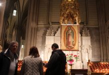 Con profunda fe, cánticos, flores y vivas a "Lupita", cientos de devotos mexicanos abarrotaron hoy la catedral católica de San Patricio en Nueva York para honrar a la Virgen de Guadalupe, patrona de su país y de América Latina.