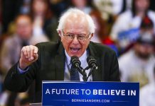 El precandidato presidencial demócrata Bernie Sanders saluda hoy, 9 de mayo de 2016, durante un acto de campaña en Sacramento, California