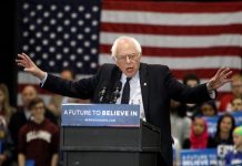 Sanders felicita a Clinton pero lamenta problemas en votación en Nueva York El senador de Vermont y candidato presidencial demócrata, Bernie Sanders, habla hoy, martes 19 de abril de 2016, durante un acto de campaña en Bayfront Convention Center en Erie, Pensilvania (Estados Unidos). Las elecciones primarias de Pensilvania se realizarán el 26 de abril.