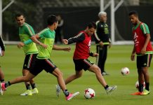 De izquierda a derecha, los jugadores de la selección mexicana de fútbol Rafael Márquez, Jürgen Damm, Javier Hernández y Giovanni Dos Santos participan en un entrenamiento .