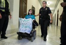 Republicanos anuncian su propuesta para la eliminación de Obamacare El líder de la mayoría del Senado, el republicano Mitch McConnell (c), habla acompañado de los senadores republicanos, de Wyoming John Barrasso (i) y de Texas John Cornyn (d), sobre un proyecto de ley de salud elaborado por los republicanos durante una conferencia de prensa en Capitol Hill, Washington, DC, el pasado martes 20 de junio.