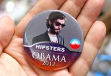 Un joven español figura en las chapas promocionales de la campaña de Obama