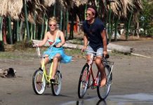 los cantantes colombianos Shakira (i) y Carlos Vives durante la realizacion del vídeo de la canción "La bicicleta" en Barranquilla (Colombia). EFE/STR