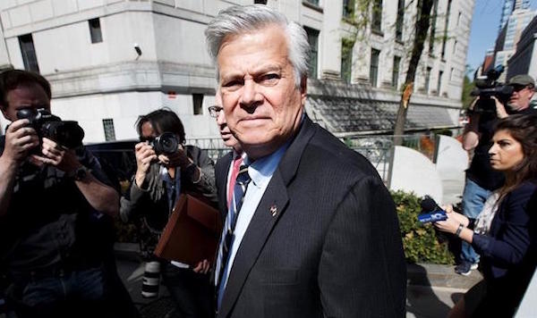 Una corte federal de apelaciones revoc&oacute; hoy la condena por corrupci&oacute;n del expresidente del Senado de Nueva York Dean Skelos