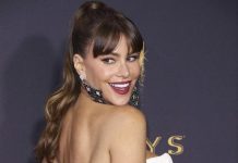 La actriz colombiana Sofía Vergara posa a su llegada a la 69 edición de los Emmy