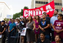 Cuando faltan dos semanas para que se cumpla el plazo dado por la Casa Blanca para que los jóvenes indocumentados elegibles puedan renovar su DACA, estos "soñadores" se enfrentan a las prisas de última hora y las demoras para tramitar la documentación.