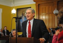 Un legislador estatal republicano de Nueva York que votó hace dos años contra la legalización del uso medicinal de la marihuana fue detenido este jueves por posesión de cannabis.