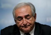 Nafissatou Diallo , la mujer que acusa al exdirector gerente del FMI, Dominique Strauss-Kahn, y uno de sus abogados, Kenneth P. Thompson a la salida de los tribunales del Bronx, Nueva York, Estados Unidos en donde han asistido para ver si han llegado a un acuerdo con el que resolver la disputa y cerrar la demanda civil.