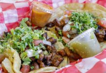 Tacos y burritos con mayor presencia en las gasolineras de EE.UU Tacos preparados por Felix Moncada en la Taqueria Taquito Express, dentro de una gasolinera BP en Dunwoody, Georgia. Después de conquistar las mesas de los hogares de Estados Unidos, la gastronomía mexicana cada vez tiene mayor presencia en las gasolineras del país, donde tacos al pastor, tortas de lengua y burritos de chorizo reemplazan paulatinamente a los tradicionales hot dogs, pretzels y sandwiches. Pese a que algunos podrían pensarlo dos veces antes de consumir comida preparada en una gasolinera, el aroma a tortillas recién hechas o las carnes cocinándose a fuego lento en la parrilla puede hacer sucumbir a cualquiera.