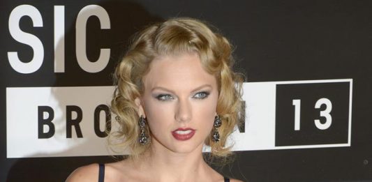 Fotografía de archivo del 25 de agosto de 2013 de la cantante estadounidense Taylor Swift a su llegada a los premios MTV Video Music Awards en Brooklyn, New York