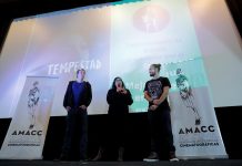 La directora de la película Tempestad, Tatiana Huezo junto a los productores Nicolás y Sebastián Celis.