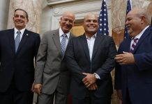 El presidente de la Cámara de Representantes de Puerto Rico, Carlos Méndez (d), informó hoy de la suspensión temporal de sus funciones como vicepresidente de ese cuerpo legislativo a José Torres como medida cautelar en relación a un supuesto caso de acoso sexual.