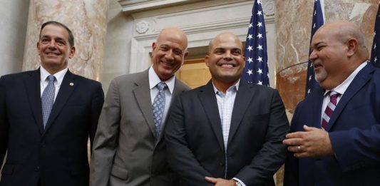 El presidente de la Cámara de Representantes de Puerto Rico, Carlos Méndez (d), informó hoy de la suspensión temporal de sus funciones como vicepresidente de ese cuerpo legislativo a José Torres como medida cautelar en relación a un supuesto caso de acoso sexual.