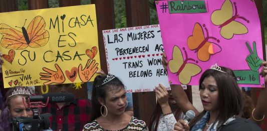 Un grupo de indocumentados transexuales y homosexuales provenientes de México y Centroamérica pidieron este, jueves 10 de agosto de 2017, asilo político en EEUU delante de una garita fronteriza.