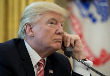 Trump está "muy orgulloso" por sus iniciativas para acabar con Obamacare Donald Trump, posa tras firmar una orden ejecutiva diseñada para "aliviar" a los ciudadanos ante algunos requisitos de Obamacare.