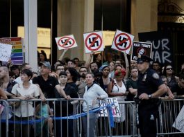Un grupo de abogados de la Campaña Brady para Prevenir la Violencia con Armas protesta contra el precandidato presidencial republicano Donald Trump frente a la Torre Trump en Nueva York (EE.UU.) hoy, miércoles 16 de marzo de 2016. La protesta se lleva a cabo tras declaraciones recientes de Trump, quien aseguró que así disparara a alguien en la Quinta Avenida, no perdería votantes.