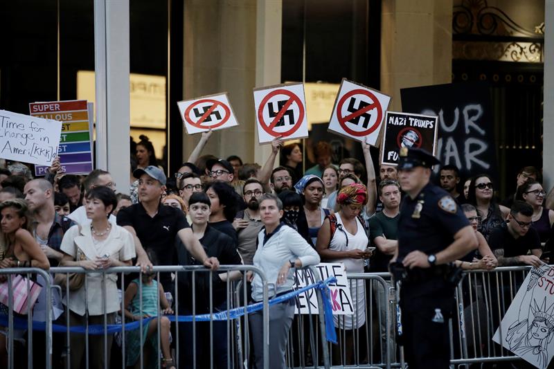 El Departamento de Justicia volvió hoy a advertir a los líderes de 23 entidades locales, entre las que se incluyen las ciudades de Nueva York y Los Ángeles, para exigirles que sus policías locales colaboren con las autoridades federales en la deportación de inmigrantes indocumentados. (foto archivo)