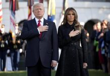 Momento de silencio por víctimas del 11S encabezado por Trump y la Primera Dama El presidente estadounidense, Donald J. Trump (ci), y su esposa, Melania Trump (cd), guardan un minuto de silencio como homenaje a las víctimas de los atentados del 11 de septiembre de 2001 con motivo del decimosexto aniversario de los ataques, en la Casa Blanca, en Washington DC, Estados Unidos, hoy, 11 de septiembre de 2017.