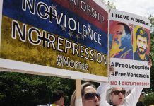 Manifestantes del grupo "Venezolanos en el Exterior" protestan en frente a la sede de la Organización de los Estados Americanos (OEA) previo a la reunión de consulta de cancilleres del organismo