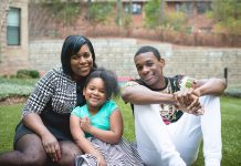 Shyronn Jones, de 39 años, con sus hijos Shyloh, de 5, y Shymere, de 14, vive en Atlanta. El programa de Oportunidades de Vivienda para Personas con SIDA ayuda a Jones a pagar un apartamento cerca de un parque para que su hija pueda jugar segura. (Foto de Trevor Cochlin/Cortesía de la familia Jones)