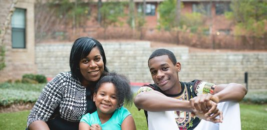 Shyronn Jones, de 39 años, con sus hijos Shyloh, de 5, y Shymere, de 14, vive en Atlanta. El programa de Oportunidades de Vivienda para Personas con SIDA ayuda a Jones a pagar un apartamento cerca de un parque para que su hija pueda jugar segura. (Foto de Trevor Cochlin/Cortesía de la familia Jones)