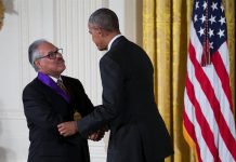 Obama celebra la cultura hispana con premios a Sandra Cisneros y José Andrés