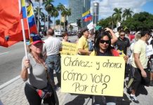 Venezolanos en EU dicen que Maduro les castiga con recorte de divisas