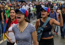La marcha antigubernamentale transcurrió sin incidentes y en ella destacaron las consignas "no soy Capriles, no soy Maduro, soy Venezuela que defiende su futuro" y "Maduro cobarde, asesino de estudiantes".