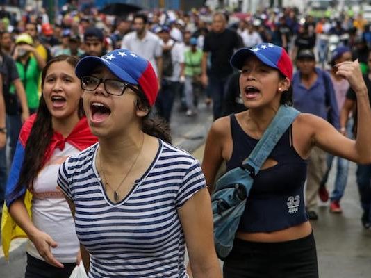Oposición venezolana sigue en la calle ante instauración de Constituyente La marcha antigubernamentale transcurrió sin incidentes y en ella destacaron las consignas "no soy Capriles, no soy Maduro, soy Venezuela que defiende su futuro" y "Maduro cobarde, asesino de estudiantes".