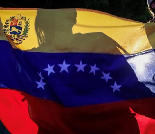 Manifestantes participan en las marchas convocadas por la alianza partidista opositora Mesa de la Unidad Democrática (MUD) en diferentes puntos de Caracas.