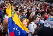 Los expresidentes Andrés Pastrana (c-i) de Colombia y Sebastián Piñera de Chile (c-d), la exdiputada venezolana María Corina Machado (i) y la esposa del opositor venezolano Leopoldo López, Lilian Tintori, asisten al foro "El poder ciudadano y la democracia de hoy", organizado por la oposición venezolana, en Caracas, Venezuela.