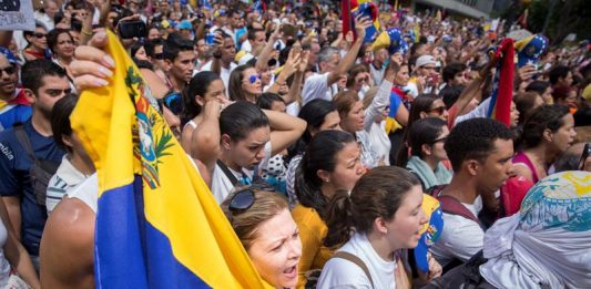 Los expresidentes Andrés Pastrana (c-i) de Colombia y Sebastián Piñera de Chile (c-d), la exdiputada venezolana María Corina Machado (i) y la esposa del opositor venezolano Leopoldo López, Lilian Tintori, asisten al foro "El poder ciudadano y la democracia de hoy", organizado por la oposición venezolana, en Caracas, Venezuela.