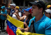 Un grupo de personas grita consignas en una manifestación opositora el pasado sábado 27 de mayo de 2017, en Caracas (Venezuela).