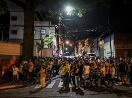 Residentes se concentran la noche del martes 27 de junio de 2017, en los alrededores de la sede del Tribunal Supremo de Justicia (TSJ) en Caracas (Venezuela).