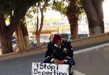 Un veterano del Ejército de los Estados Unidos sostiene una bandera del país durante una manifestación con motivo del 4 de julio en apoyo a los veteranos deportados en el cruce fronterizo entre Estados Unidos y México,