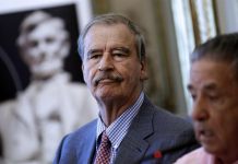 El expresidente mexicano Vicente Fox (c) visita un centro de consulta popular el domingo 16 de julio de 2017, en el barrio de Petare, Caracas (Venezuela).